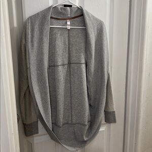Xhilaration Gray and Cream Cardigan
